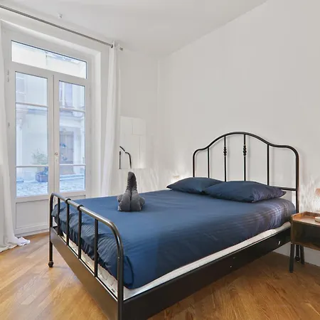 2 Bedroom Quartier Champs Elysees 3 Free Netflix * Parigi